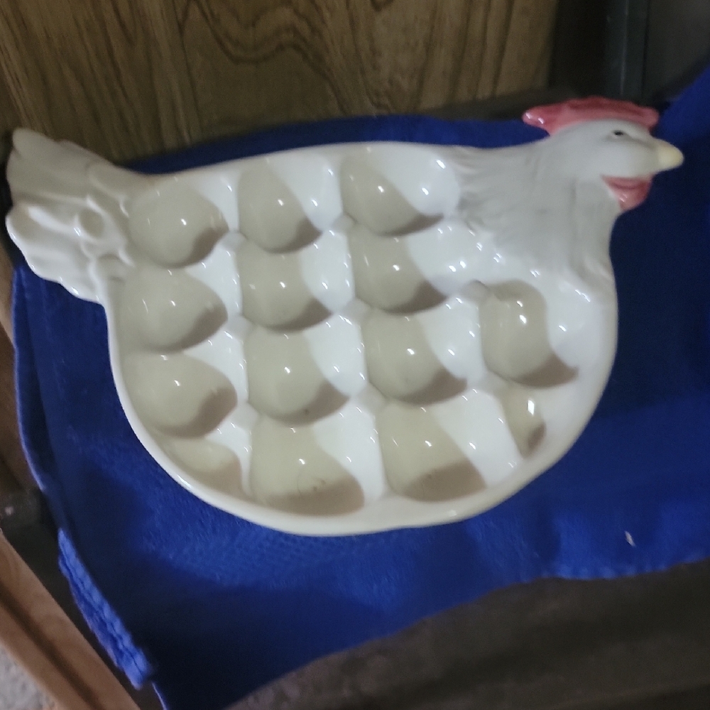 Bella CASTA VINTAGE Ceramic Chicken-Shaped Egg Holder - White and Red